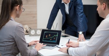 Черный лебедь войны, падающая гривна и долги... И все же макропрогноз 2022 оптимистический