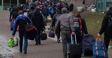 Пропонують роботу та бронювання: чи повернуться чоловіки до України