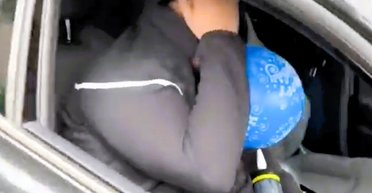 Мужчину поймали за "странным" занятием перед работой: что говорят в соцсетях (видео)