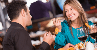 П'ять помилок етикету, яких люди припускаються в ресторані: це потрібно знати