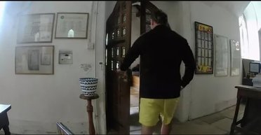 Мисливці за привидами: старі двері нез'ясовно відчинилися в 900-річній церкві (відео)