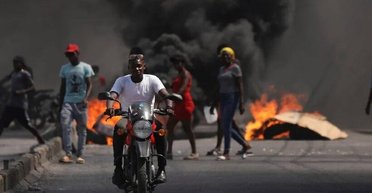 Объявили войну власти: банды Гаити атаковали аэропорт и полицейскую академию (видео)