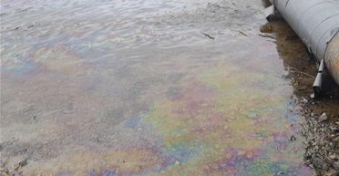 Из-за атаки РФ по Днестровской ГЭС в реку вытекло 1,5 тонны масел: пятна заметили в Молдове