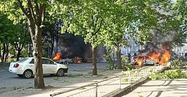 Россияне ударили КАБом по центру Краматорска: в городе вспыхнули пожары, есть погибшие (фото)