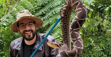 Ужас в детской комнате: мама нашла гигантскую змею в кроватке младенца (видео)