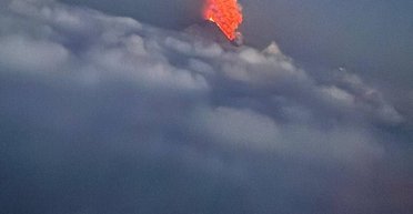 Землетрус на Камчатці спровокував виверження найбільшого вулкана (відео)