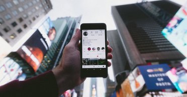 Рік зустрічалась з іншим: чоловік розкрив зраду коханої завдяки одній хитрості в Instagram