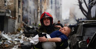 Обстрел "Кинжалами": в ГСЧС показали спасение людей и тушение пожаров в Киеве (фото)