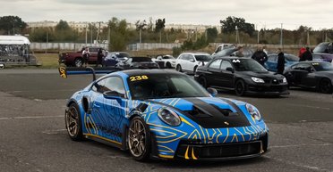 В Украине появился спорткар Porsche за 12 миллионов в патриотической расцветке (фото)