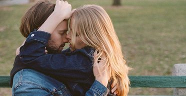 Син Шварценеггера розповів про емоційну реакцію нареченої на сцену інцесту в "Білому лотосі" (відео)