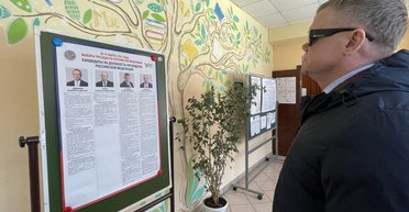 Незрячий депутат из Москвы отчитался, что не увидел нарушений на выборах президента РФ