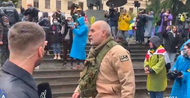 На митинге в Тбилиси избили добровольца ВСУ, который помогал освобождать Бучу (видео)