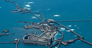 Величезне "місто" посеред моря, в якому живуть люди, може піти під воду (фото)