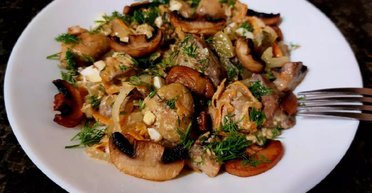 Теплый салат из жареных грибов с цветной капустой