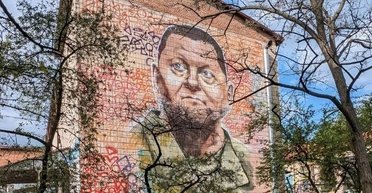 Фанаты лезли через забор: в Киеве зарисовали мурал с Залужным