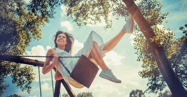 И только небо тебя поманит синим взмахом ее крыла… Как по дороге к счастью не пропустить самого счастья