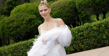 Російська подруга українця-моделі грубо порушила дрес-код Каннського кінофестивалю (фото)