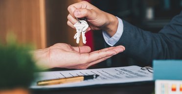 Якщо подарували квартиру: скільки податків при цьому "з'їсть" угода у 2025 році