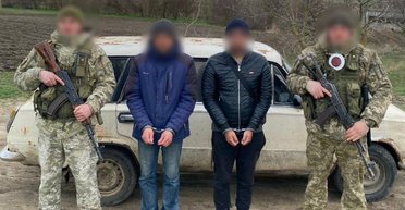 Засыпали авто перьями: уклонисты притворились продавцами подушек, чтобы сбежать в Молдову (фото)