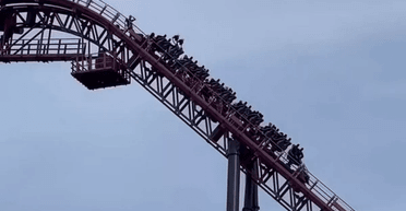 Заплутався шарф: люди опинилися в пастці на одному з найвищих атракціонів світу (фото)