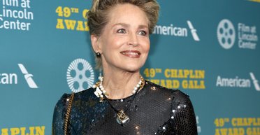66-річна Шерон Стоун у гламурному вбранні вийшла на червону доріжку премії Чапліна (фото)