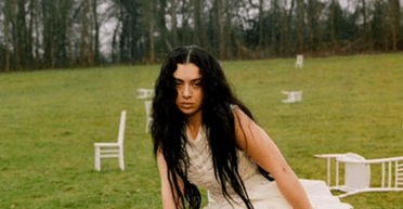 Світова зірка Charli XCX, яка відвідала вечірку з росіянами, підтримала Україну