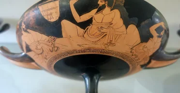 Древнегреческие секреты правильного питания все еще загадка: почему они ели лежа на левом боку