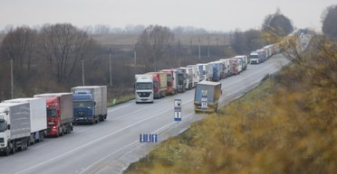 Блокировка границы: пропуск грузовиков в Словакию частично возобновили