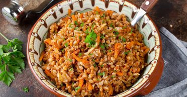 Гречка по-купецькому з фаршем: рецепт ситної та корисної страви для вечері