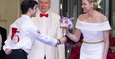 Княгиня Шарлін у білій сукні показала, що таке тиха розкіш (фото, відео)