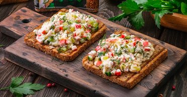 Не только салат: Топ-3 рецепта бутербродов с крабовыми палочками