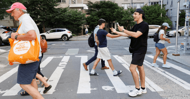 Блогер бореться з "поганими" пішоходами, таємно знімаючи їх: люди в захваті