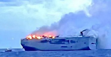 В Северном море загорелось судно с тысячами автомобилей Mercedes, есть пострадавшие (видео)