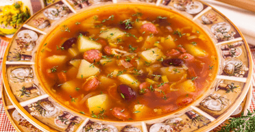 Суп із мисливськими ковбасками та квасолею: поживно і дуже смачно