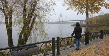 Последнее тепло и штормовые порывы ветра: какой будет погода 1 ноября