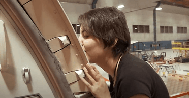 Жінка, у якої були стосунки з літаком, порвала з ним після 9 років роману (відео)