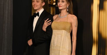 Сын Анджелины Джоли покрасил волосы в розовый (фото)