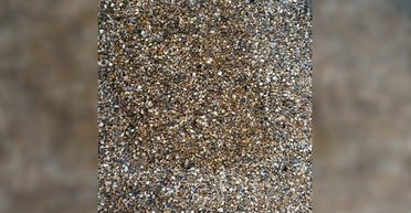 Головоломка для "снайперов": в соцсетях предложили отыскать гвоздь в море гальки (фото)