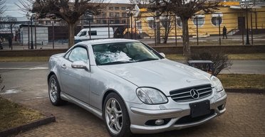 Мощный раритет: в Киеве заметили лимитированный спорткар Mercedes 2000-х (фото)
