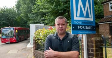 Чоловік не може продати свій будинок через "будку", яку поставили біля його ґанку (фото)