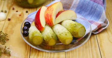 Отличная закуска с пикантным вкусом: рецепт малосольных огурцов с яблоками