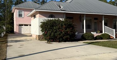 Огромный кусок льда упал с неба и пробил крышу дома во Флориде (фото)