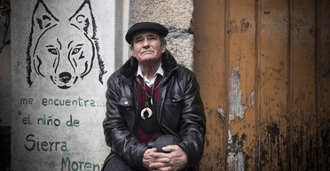 "Вихований вовками" чоловік заявив, що довго шкодував про рішення залишити дике життя (фото)