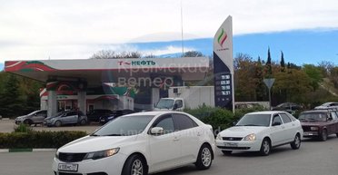 Дефицит топлива в Крыму: люди продают места в очереди на АЗС (видео)