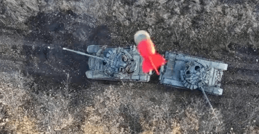 "Невероятный подвиг": украинский дрон ювелирно поразил сразу два танка ВС РФ (видео)