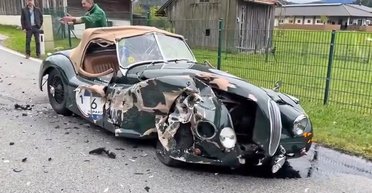 Во всем виноват телефон: коллекционный спорткар Jaguar разбили в нелепом ДТП (видео)