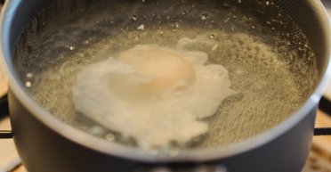 Яйця "Пашот" за 3 хвилини — найпростіший спосіб приготувати ідеальний сніданок