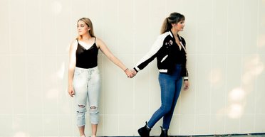 Свадебное платье мамы стало "яблоком" раздора между сестрами: как к этому причастен их отец