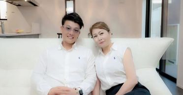 "Отямся, ти ж бабуся": хлопець одружився з 53-річною матір'ю своєї однокласниці (фото)