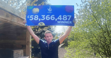 Хлопець виграв 58 млн фунтів і влаштував вечірку з друзями в пентхаусі в іншій країні